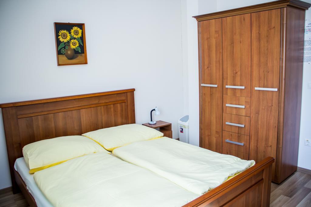 Akacliget Vendeghaz Es Major Hotell Ofeherto Eksteriør bilde